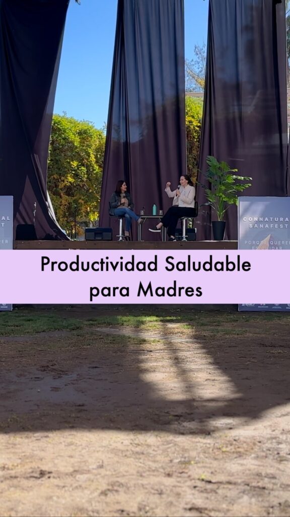 Marcela Paz Triviño hablando sobre productividad saludable para madres en el Festival Sanafest 2025